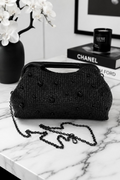 CARTERA NEGRA CUADRADA CON BOLITAS 